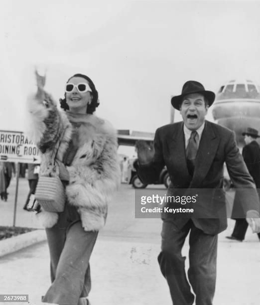 Sir Laurence Olivier and his wife Vivien Leigh arriving at Rome airport.