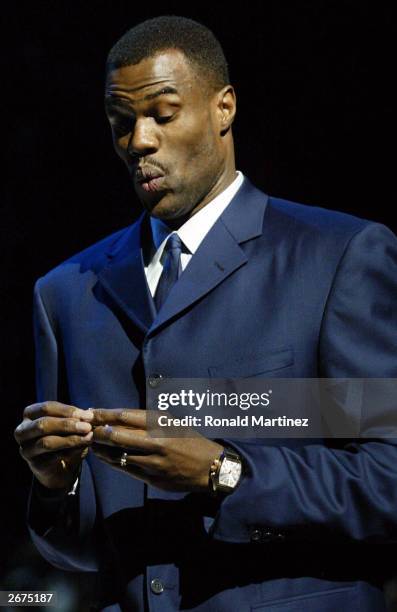 Former San Antonio Spur David Robinson puts on his 2003 NBA Championship ring prior to the Spurs season opener against the Phoenix Suns October 28,...