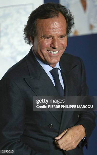 Spanish singer Julio Iglesias poses for photographers during the presentation of his new record "Divorcio" in Madrid, 03 November 2003. AFP...