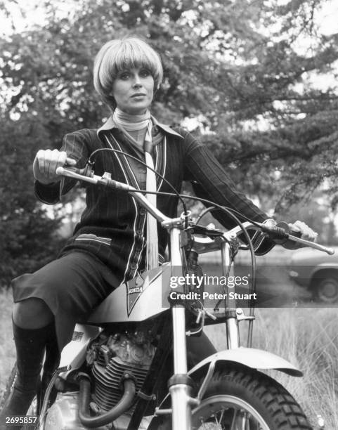 Joanna Lumley, the 'Bond' girl and star of the TV series 'The Avengers'. Lumley popularised the 'pudding bowl' haircut in the Seventies.