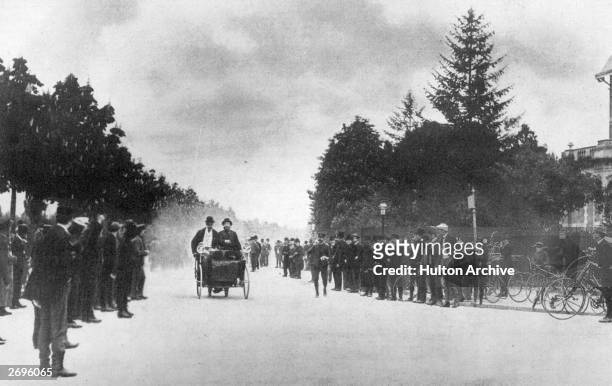 Race from Neuilly to Versailles contested by one of the steam quadricycles built by Count de Dion and Georges Bouton.