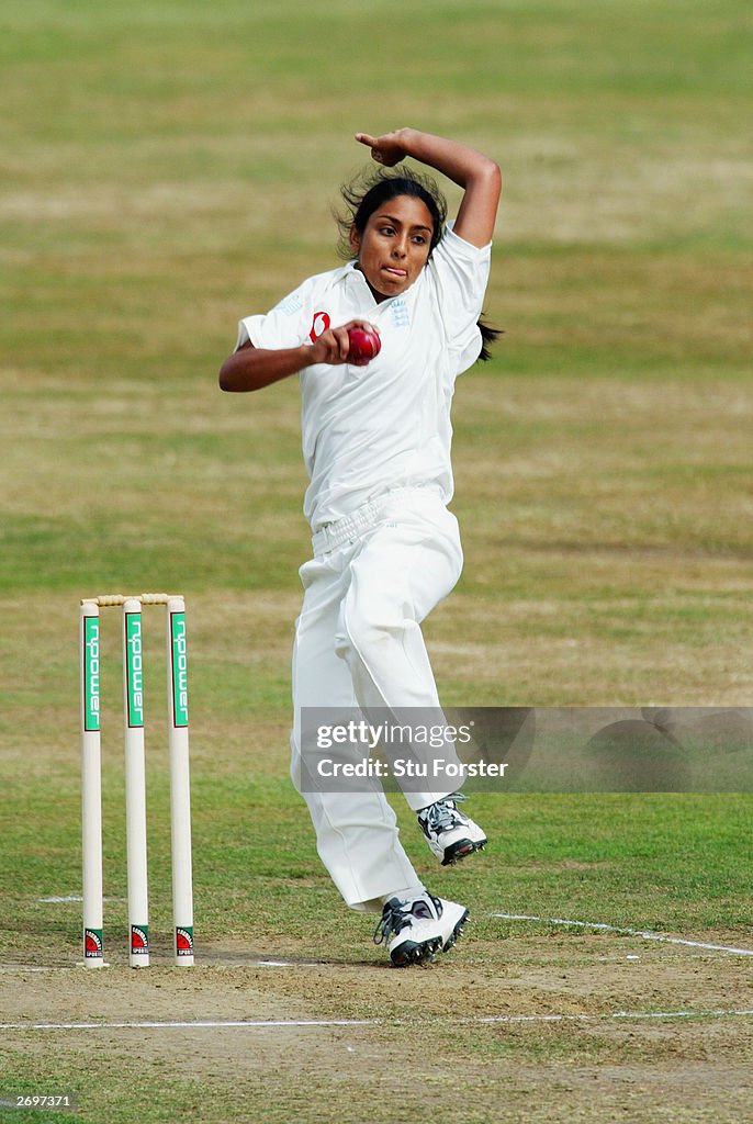 Isa Guha of England