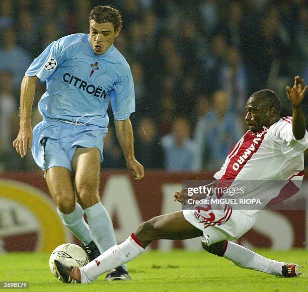 Celta Vigo's Yugoslav player Savo Milosevic fights for the ball with AFC Ajax's Ghanaian Abubakari Yakubu , during the Champions league soccer match...