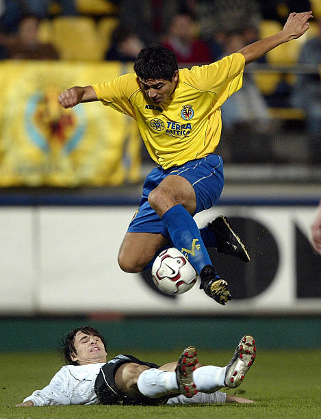 Villarreal midfielder Argentinian Juan Riquelme vies with Torpedo Moscow's Russian Vitali Volkov in a UEFA Cup second round, first leg match at...
