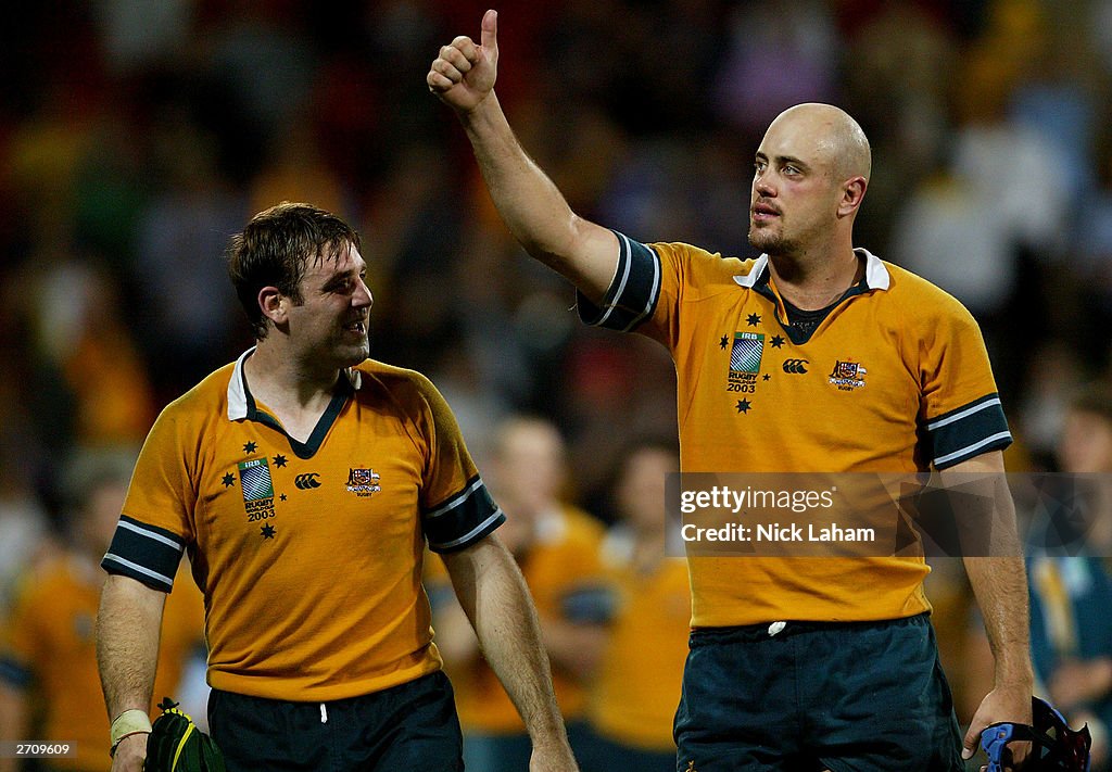 David Lyons and Nathan Sharpe of the Wallabies salute the crowd 