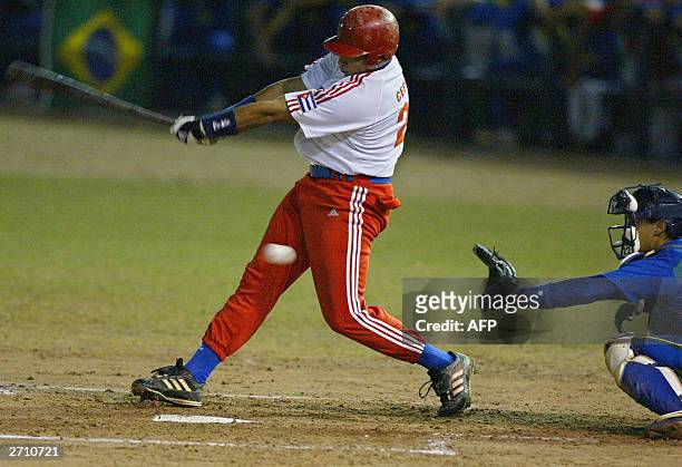 Fredery Cepeda de la seleccion de Cuba, trata de batear cuando se enfrenta a la seleccion de Brasil, el 08 de noviembre de 2003 durante el torneo...