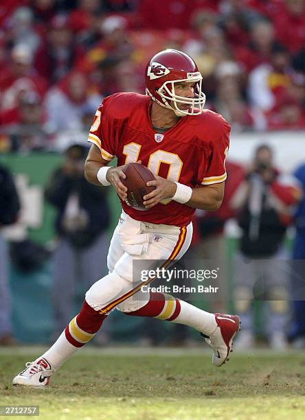 Quarterback Trent Green of the Kansas City Chiefs drops back to pass against the Cleveland Browns in the fourth quarter November 9, 2003 at Arrowhead...