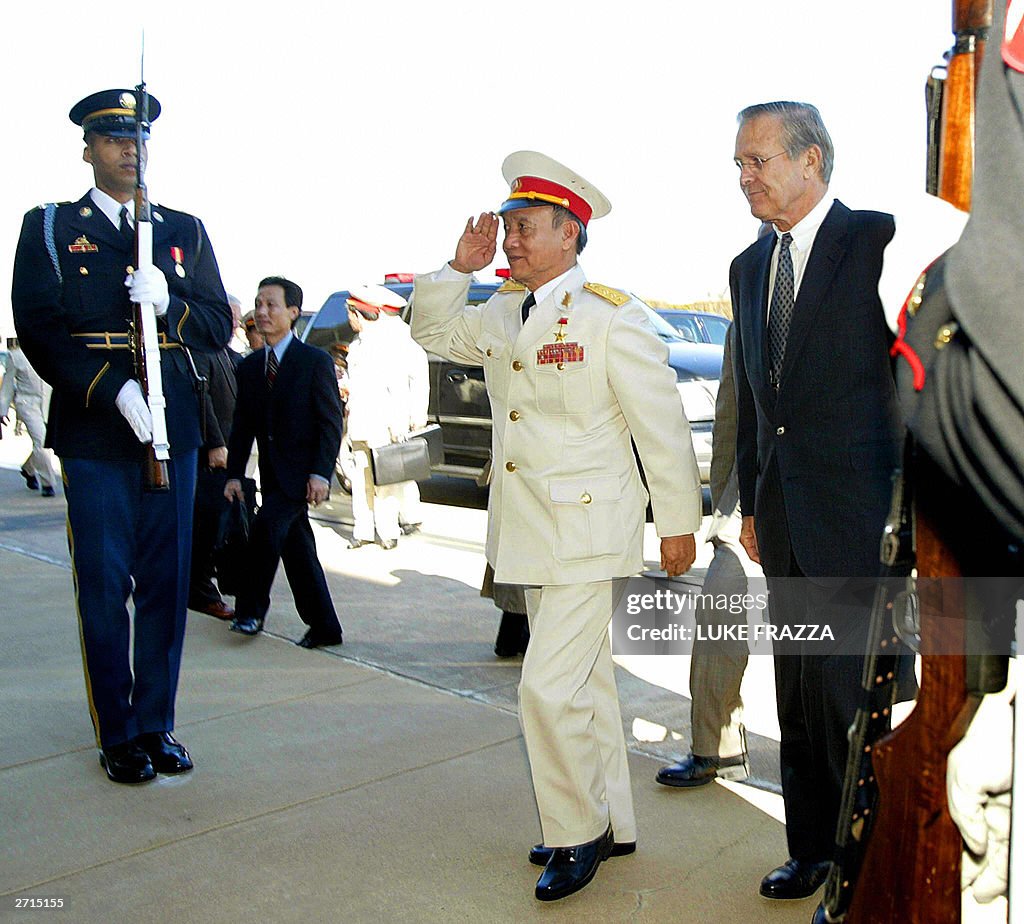 Donald Rumsfeld 1975 US Secretary of Defense Donald Rumsfeld hosts an honor cordon for ...