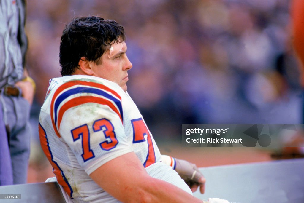 Offensive linebacker John Hannah of the New England Patriots sits on  News Photo - Getty Images