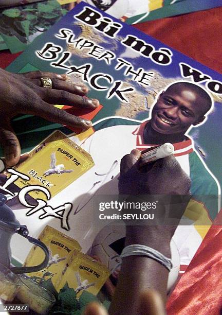 Senegalese soccer player Khalilou Fadiga, playing for Italian club Inter Milan, signs autographs during a press conference in Dakar 14 November 2003....