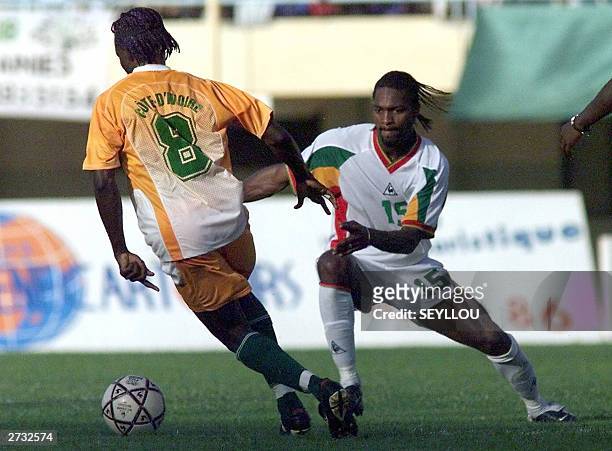 The Ivory Coast's Keita Idrissa tries to dribble past Senegal's Salif Diao during their friendly match, 15 November 2003 in Dakar. AFP PHOTO/SEYLLOU
