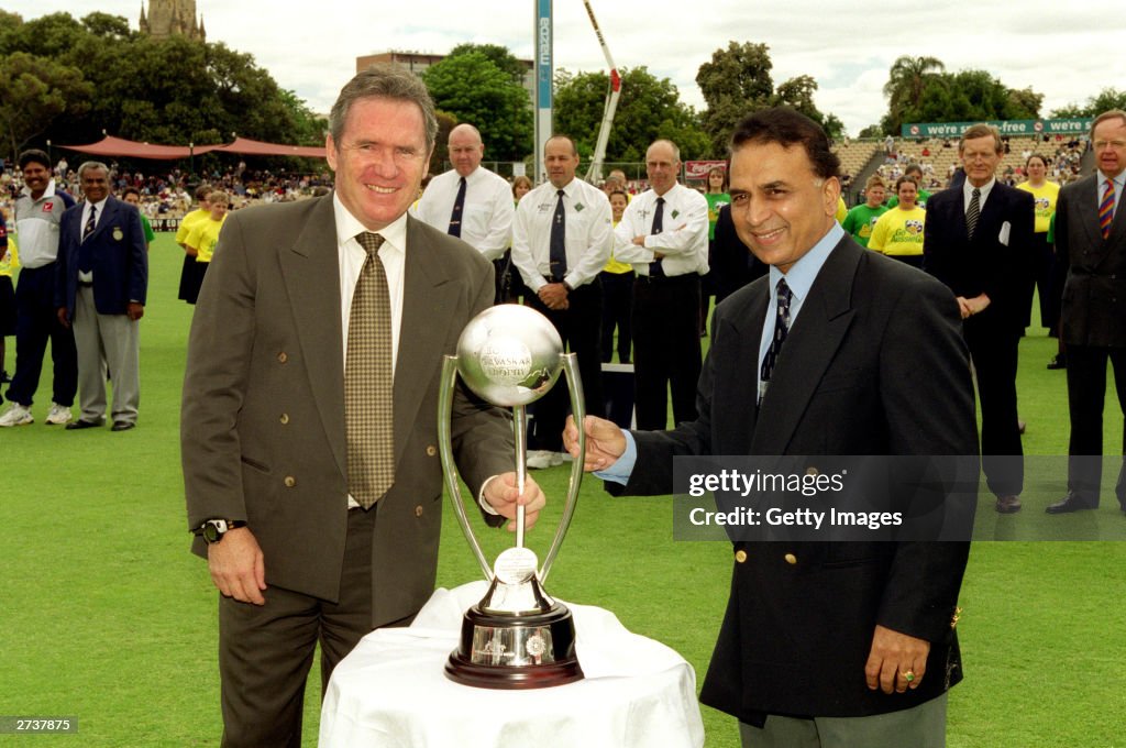 Allan Border and Sunil Gavaskar pose with trophy