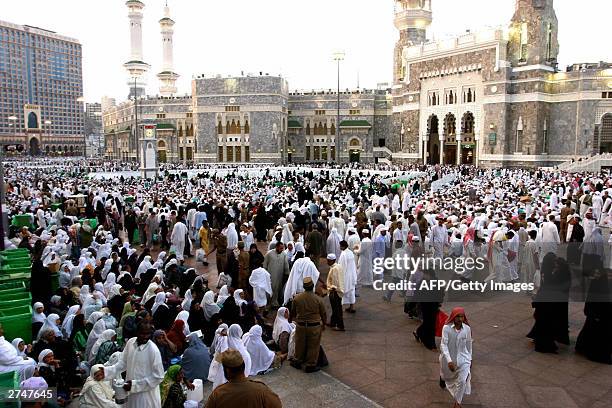 Muslim pilgrims wait outside Mecca's Grand Mosque, Islam's holiest shrine, to break their fasting 20 November 2003 on the 27th night of the holy...