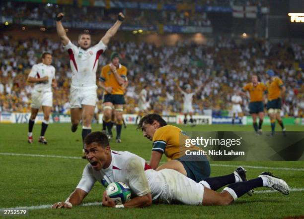 Jason Robinson of England scores a try during the Rugby World Cup Final match between Australia and England at Telstra Stadium November 22, 2003 in...