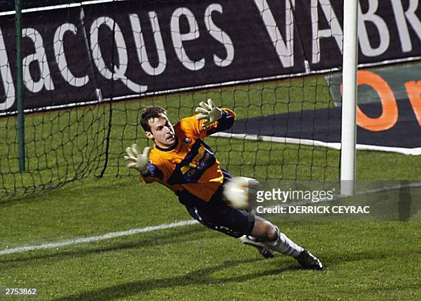 Rennes's Czech goalkeeper Petr Cech tries to catch the ball during the French L1 soccer match against Bordeaux, 22 November 2003 at Chaban-Delmas...