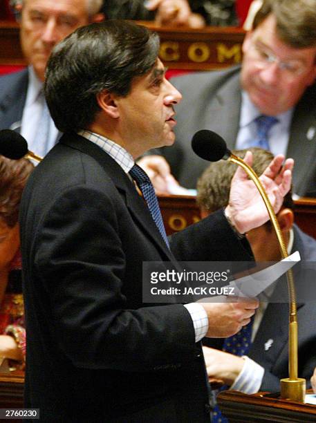 Le ministre des Affaires sociales Francois Fillon s'exprime, le 25 novembre 2003 dans l'hemicycle de l'Assemblee nationale a Paris, lors de la seance...