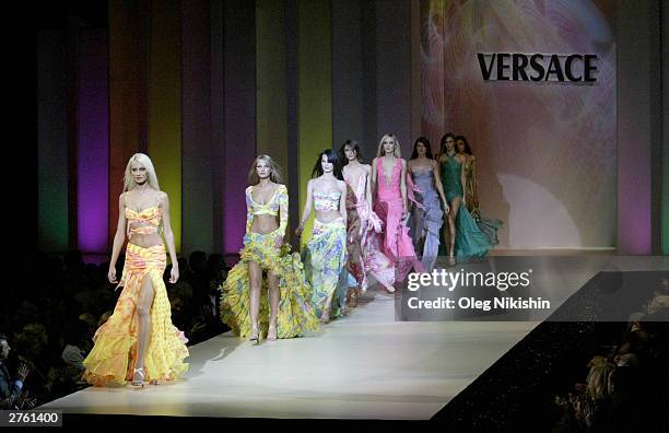 Versace Fall 2003 Collection 1,586 Versace Collection 2003 Stock Photos, High-Res Pictures, and ...