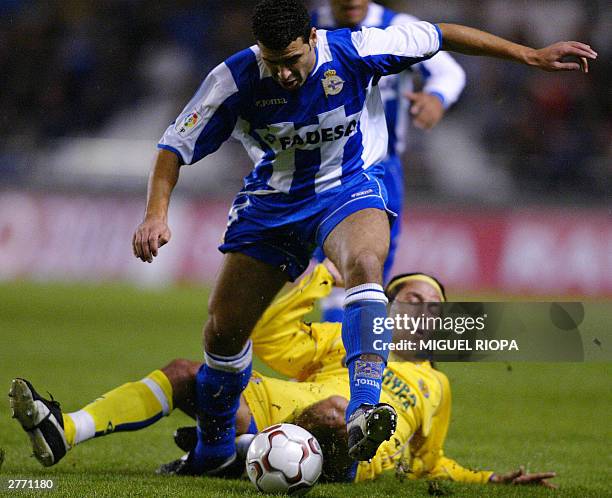 Deportivo Coruna Moroccan Nourredine Naybet vies with Villarreal's Jose Maria Romero in a Liga match at Riazor stadium, in Coruna, 30 November 2003.