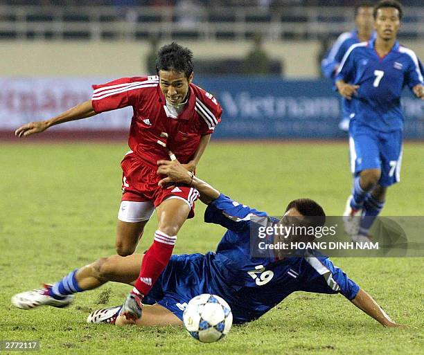 Nataporn Phanrit of Thailand tries to stop an attack by Dang Thanh Phuong of Vietnam during their Southeast Asian Games qualifying match in Hanoi, 30...