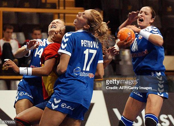 Mangue Gonzales of Spain is sandwiched by Maja Savic and Bojana Petrovic of Serbia-Montenegro, 03 December 2003 during their Women's Handball World...