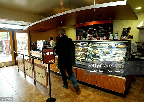 First Mccafe 47 Mountain Moving Coffeehouse Stock Photos, High-Res Pictures, and ...