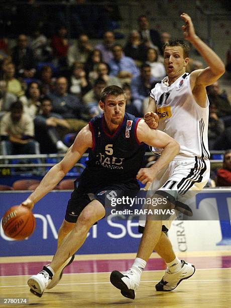 Tau's Argentinian player Andres Nocioni vies with Slask Wroclaw's Michal Ignerski , 03 December 2003 at Fernando Buesa Arena in Vitoria during their...