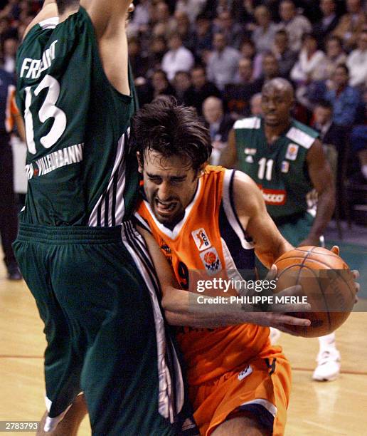 Pamesa Valence Croatian Valence Marko Popovic vies with ASVEL-Villeurbanne's David Frigout in a Euroleague group C match 04 December 2003at the...