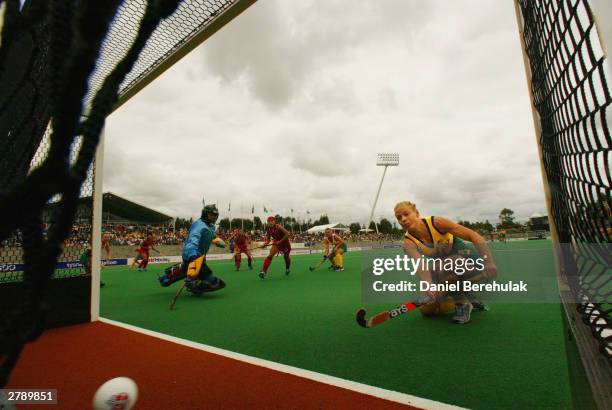 Suzie Faulkner of Australia shoots to score during the BDO Hockey Champions Trophy gold medal match between Australia and China at the Sydney Olympic...