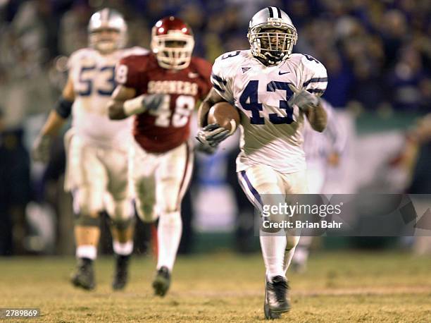 Running back Darren Sproles of the Kansas State Wildcats breaks free for a long gain against the Oklahoma Sooners in the fourth quarter during the...