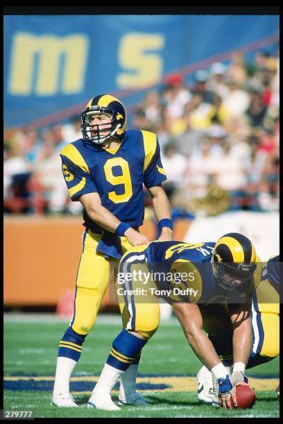 Jeff Kemo Rams Quarterback Jeff Kemp of the Los Angeles Rams stands behind center ...
