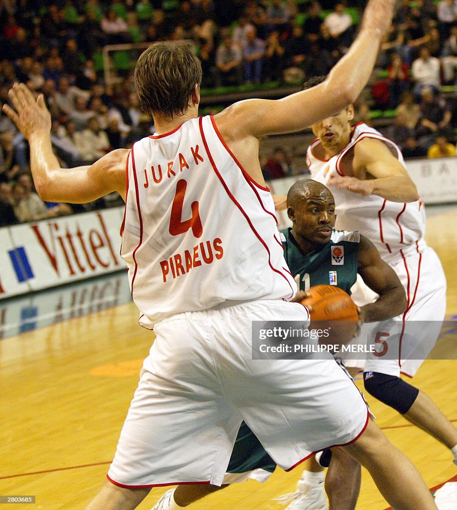 ASVEL's US player Shawnta Rogers (C) fig