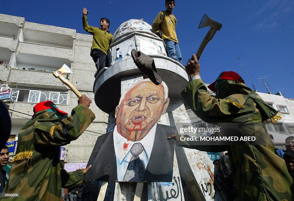 Masked Palestinians from the Hamas movem