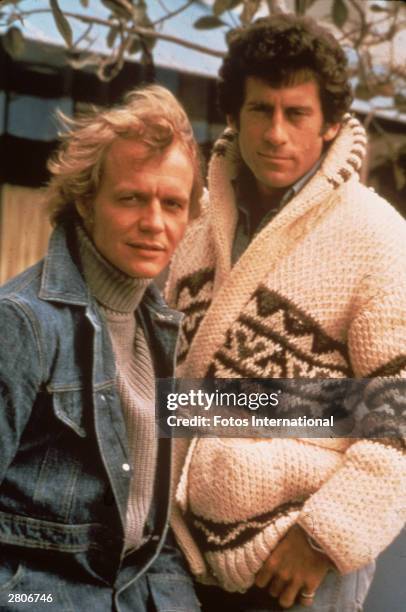 Promotional portrait of American actors David Soul and Paul Michael Glaser from the television series, 'Starsky and Hutch,' circa 1977.