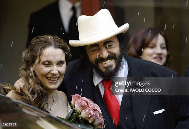 Italy's famous tenor Luciano Pavarotti and Nicoletta Mantovani smile after their wedding ceremony in Modena's main theatre, 13 December 2003....