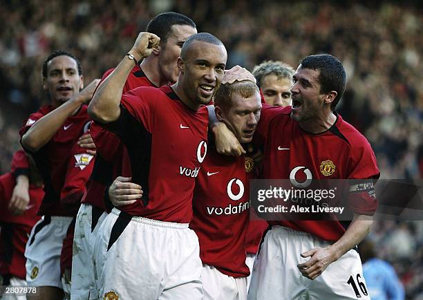 Paul Scholes of Man Utd celebrates with Roy Keane, Mikael Silvestre and John O'Shea after scoring the third goal during the FA Barclaycard...