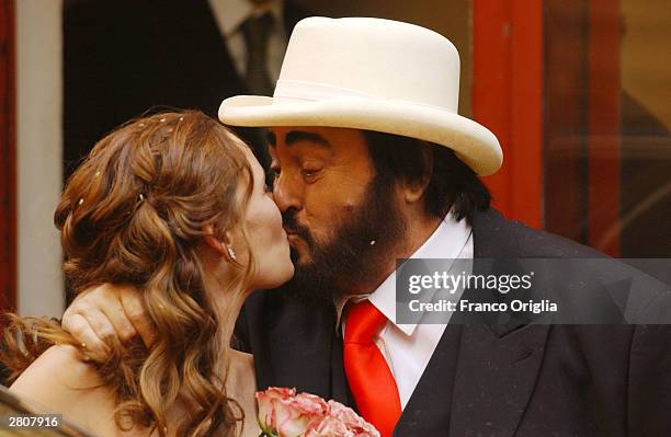 Opera star Luciano Pavarotti kisses Nicoletta Mantovani as they leave the Teatro Comunale at the end of their wedding December 13, 2003 in Modena,...