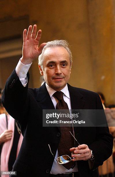 Spanish tenor Jose Carreras waves as he leaves the Teatro Comunale at the end of the wedding of Luciano Pavarotti and Nicoletta Mantovani December...