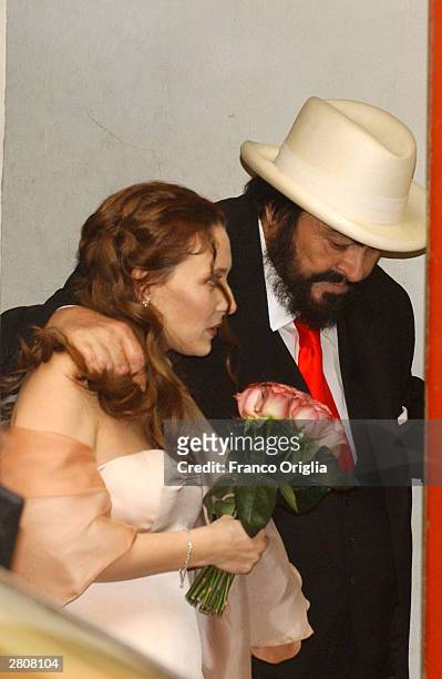 Opera star Luciano Pavarotti Nicoletta Mantovani leave the Teatro Comunale at the end of their wedding December 13, 2003 in Modena, Italy.