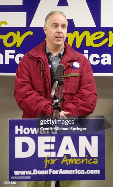 Bill Dean, brother of democratic presidential front-runner Howard Dean, speaks in support of his brother at a press conference at a Dean campaign...