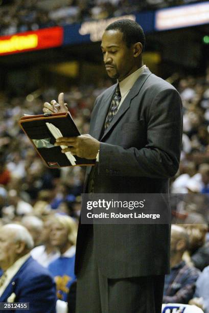 Assistant Coach Reggie Hanson of Kentucky makes a note of the game during the John R. Wooden Classic against UCLA on December 6, 2003 at the...