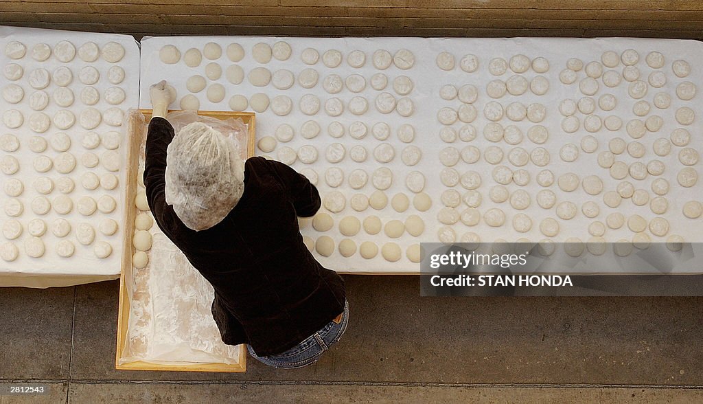 Kaneko Kuwada places Japanese rice cakes