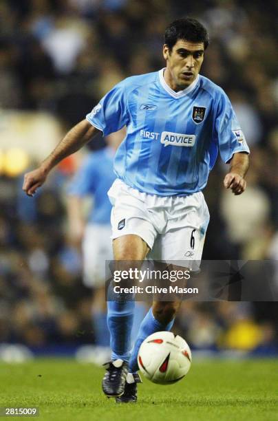 Claudio Reyna of Manchester City running with the ball during the Carling Cup fourth round match between Tottenham Hotspur and Manchester City at...