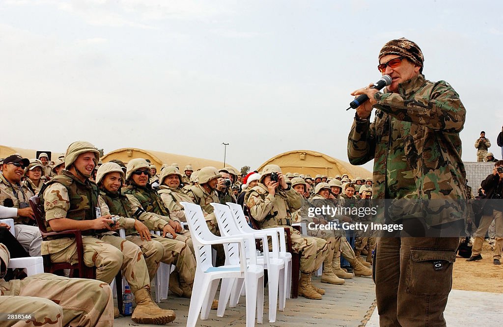 Robin Williams Entertains Troops