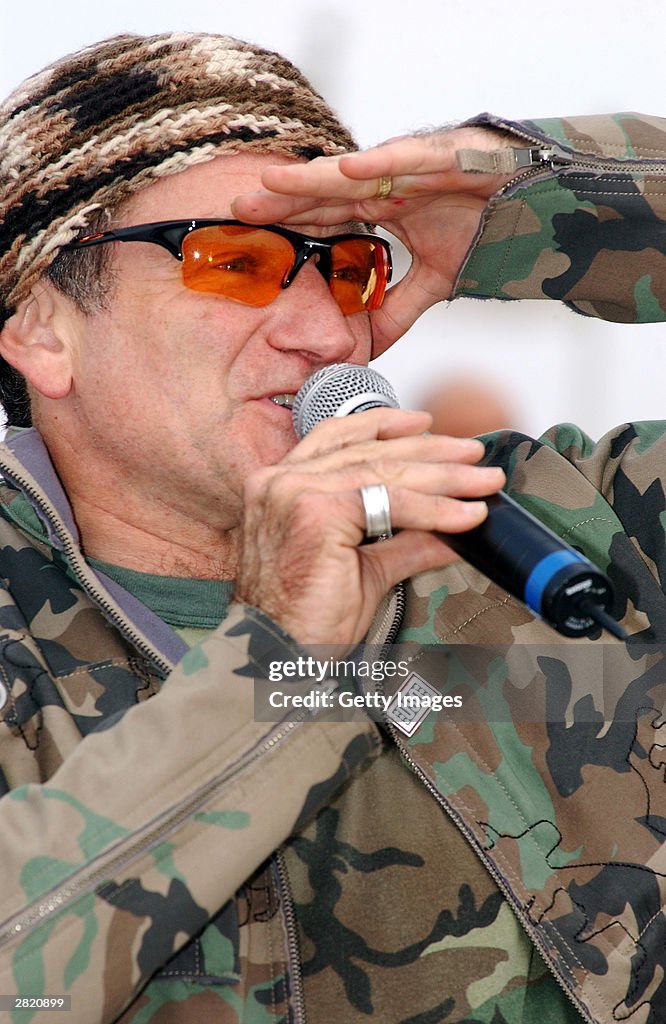 Robin Williams Entertains Troops