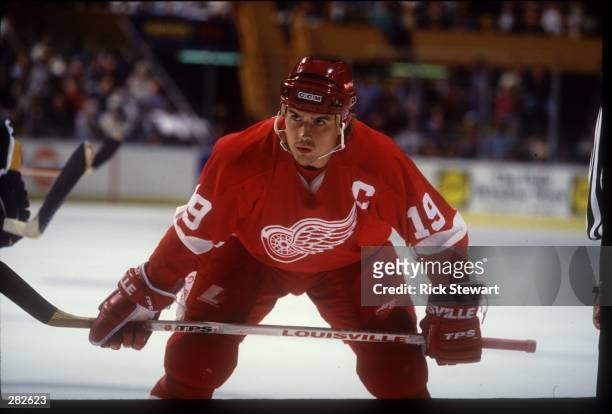DETROIT RED WING STEVE YZERMAN SETS HIMSELF FOR THE FACE OFF AGAINST THE BUFFALO SABRES DURING THE RED WINGS GAME VERSUS THE SABRES AT THE AUD IN...