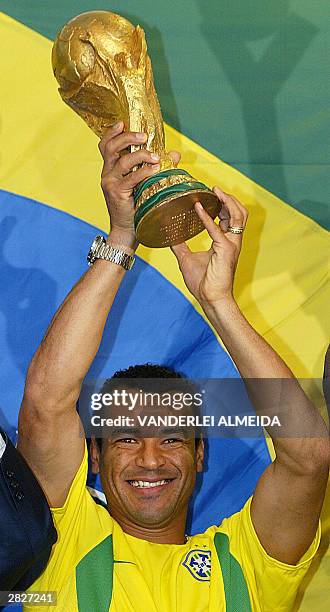 Marcos Cafu captain of the Brazilian National soccer team, holds the trophy of the FIFA World Cup Korea-Japan 2002, in Rio de Janeiro 22 December...