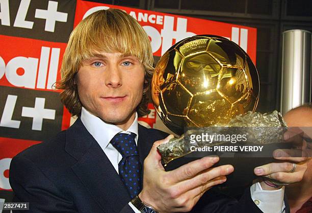 Juventus midfielder Pavel Nedved poses, 22 December 2003 in Paris, with the Ballon d'Or, prize handed out by bi-weekly France Football magazine for...