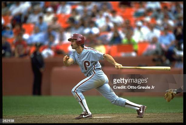 PHILADELPHIA PHILLIES SECOND BASEMAN DICKIE THON WATCHES HIT AGAINST THE SAN FRANCISCO GIANTS AT CANDLESTICK PARK IN SAN FRANCISCO, CALIFORNI