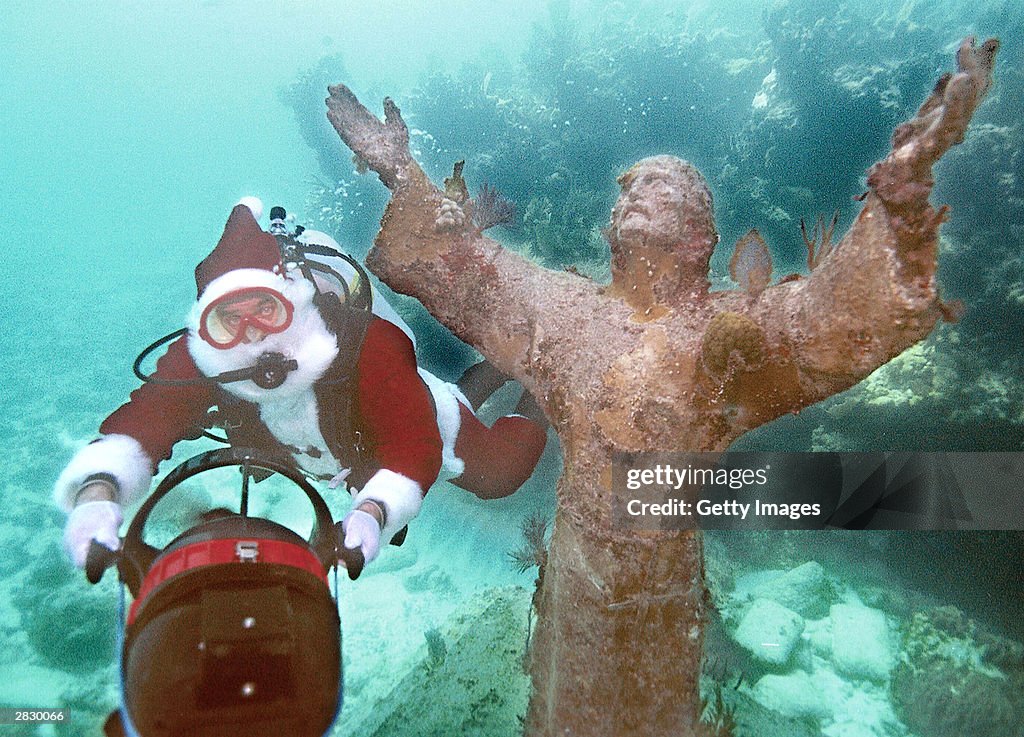 Dive Shop Owner Dressed As Santa Claus Dives Off Key Largo