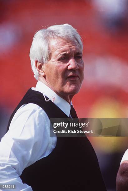 TELEVISION ANNOUNCER PAT SUMMERALL BEFORE A TELECAST OF THE REDSKINS 13-10 VICTORY OVER THE DETROIT LIONS AT RFK STADIUM IN WASHINGTON, D.C.